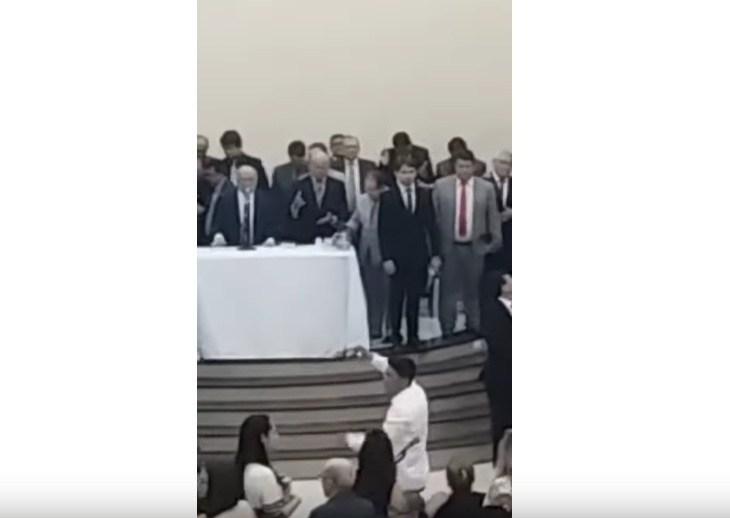 A família do pastor saiu da igreja sob os gritos da congregação.
