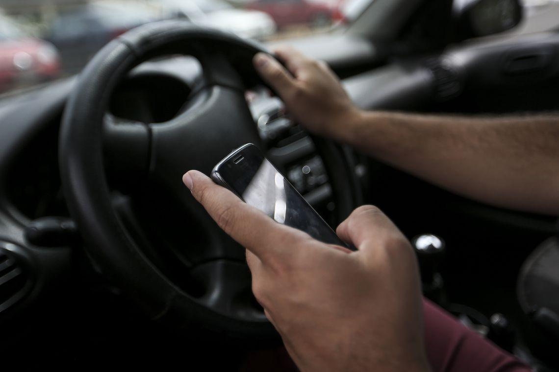 Celular ao volante