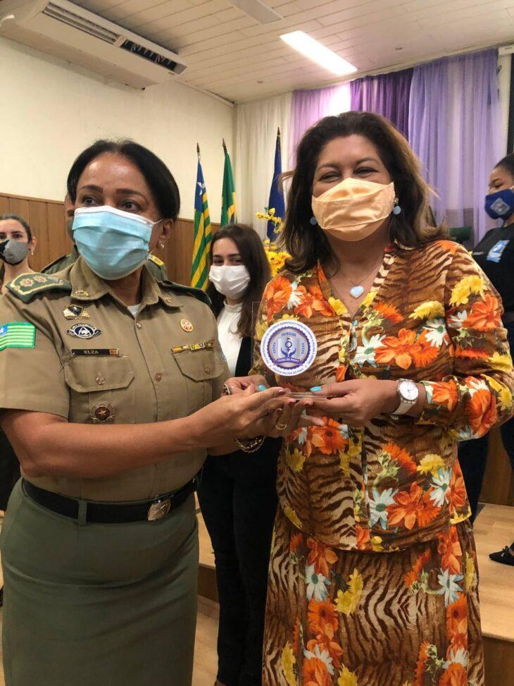 Zenaide Lustosa recebendo o selo Maria da Penha