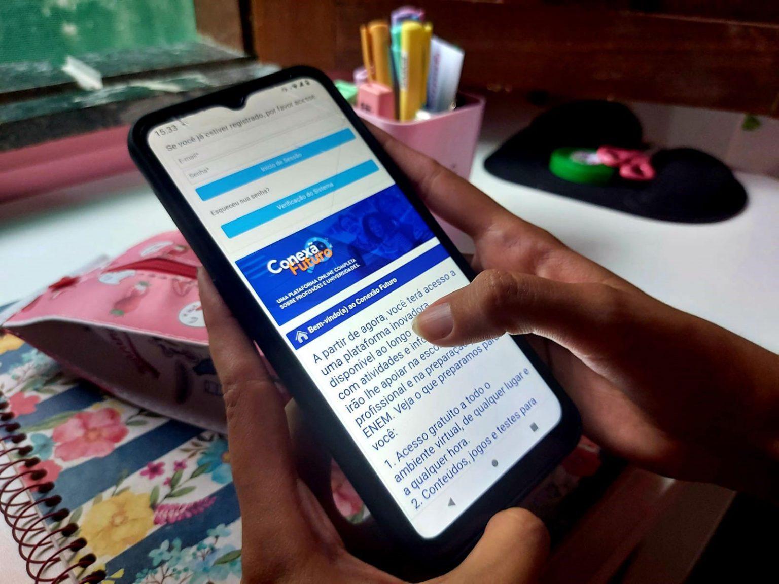 A plataforma consiste em uma interface digital interativa disponível 24 horas por dia
