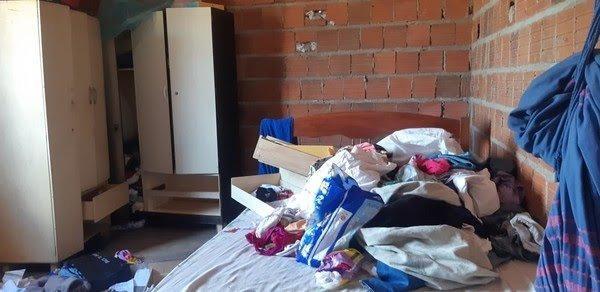 Casa foi revirada pelos criminosos durante chacina