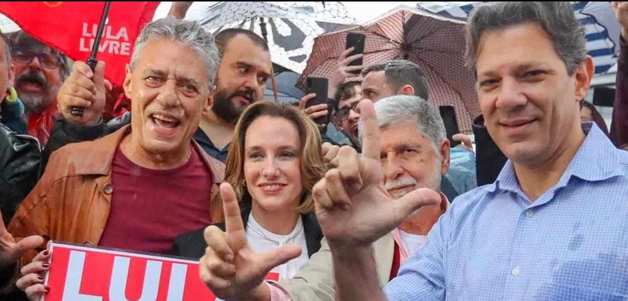 Chico Buarque cercado por militantes