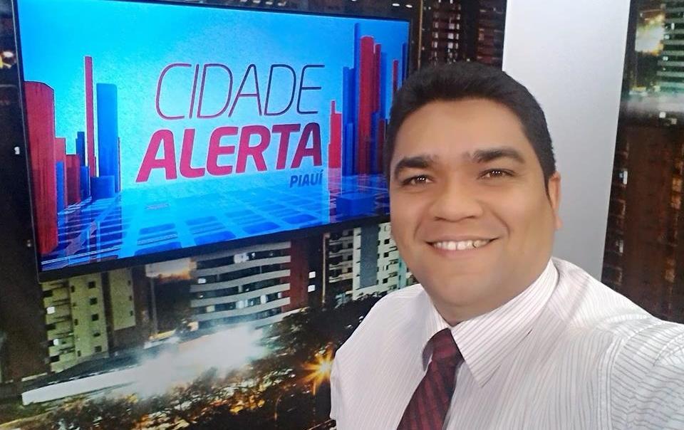 Chico Filho apresenta o Cidade Alerta, na TV Antena 10