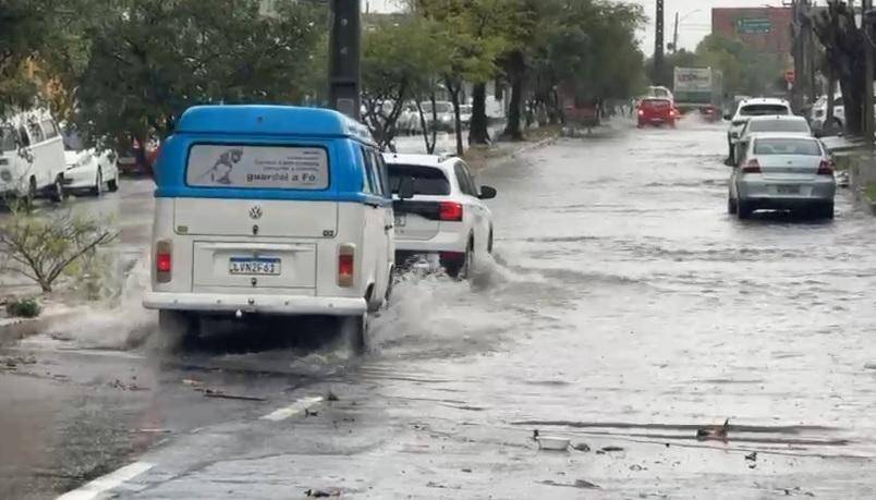 Chuva intensa provoca alagamentos em vários pontos