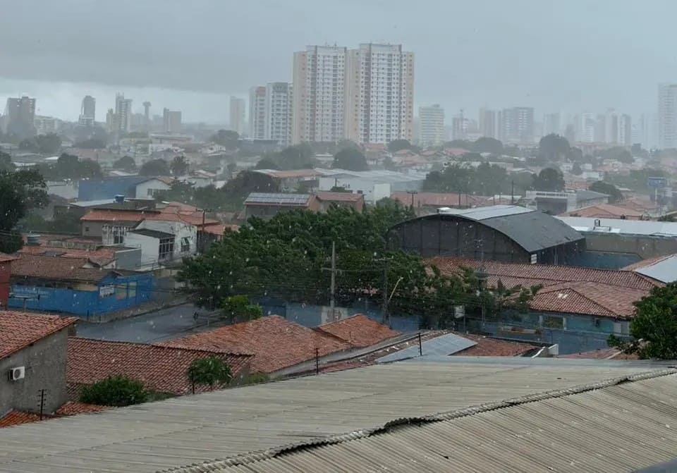 Teresina entra em alerta laranja com risco de alagamentos e quedas de árvores