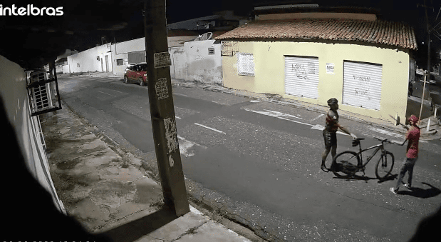 Ciclista é ameaçado com uma faca