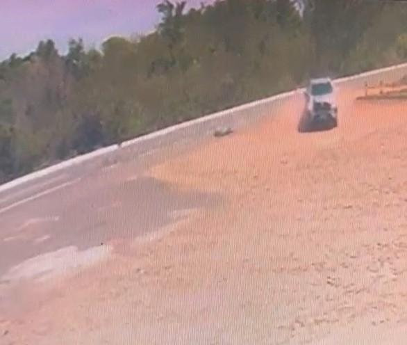 Câmeras de segurança flagraram o acidente