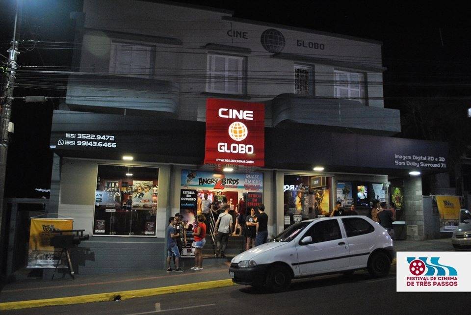 Fachada do Cine Globo  na cidade Três Passos - RS, um dos únicos cinemas em funcionamento no país