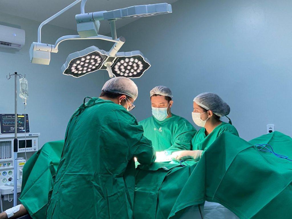Equipe médica realiza procedimento cirúrgico em hospital da rede estadual de saúde do Piauí.