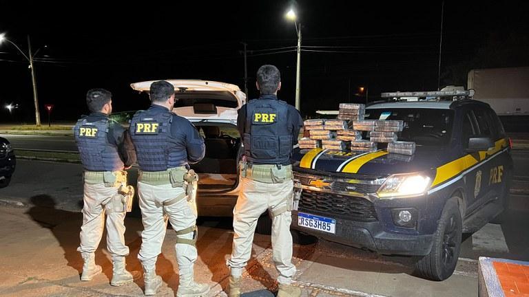 Motorista estava com 26 quilos de cocaína escondidos em veículo
