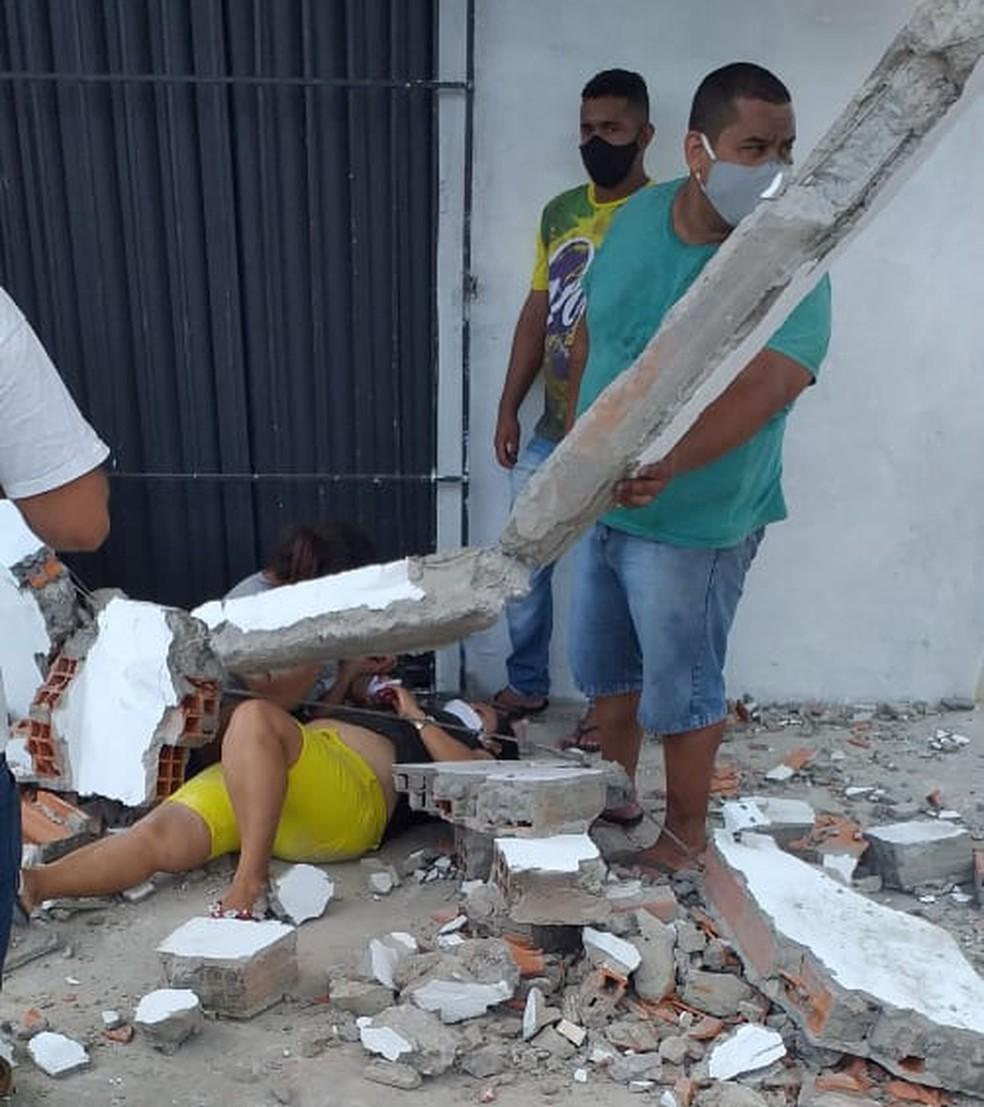 Coluna caiu em cima de uma mulher que estava na parada de ônibus