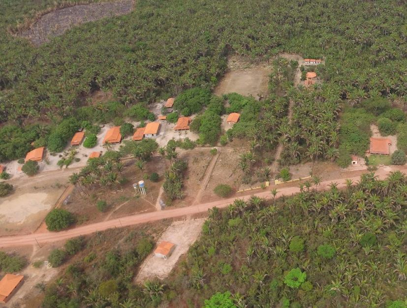 Parte da comunidade com as caixas d'água no centro da imagem