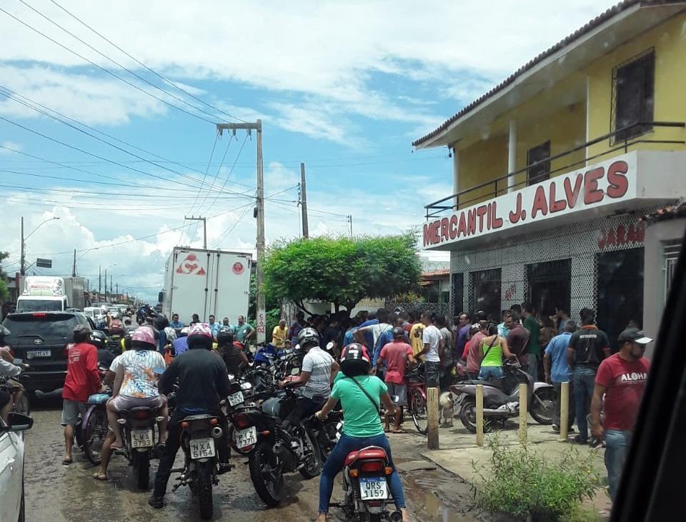 Aglomeração em frente ao comércio onde o crime ocorreu