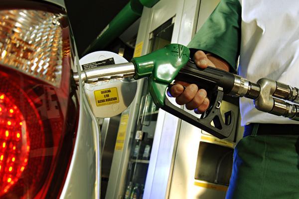 Petrobras anuncia aumento do preço da gasolina; saiba quanto vai aumentar