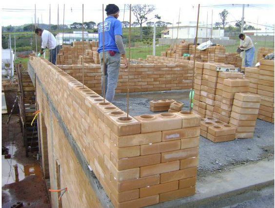 Construções feitas com tijolos ecológicos