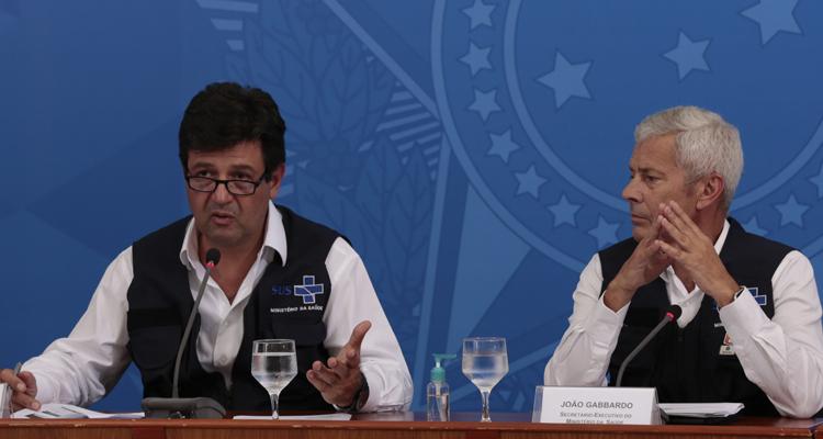 À esquerda o ministro da Saúde, Luiz Henrique Mandetta