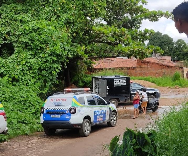 Polícia isolou a área para que o IML pudesse retirar a vítima