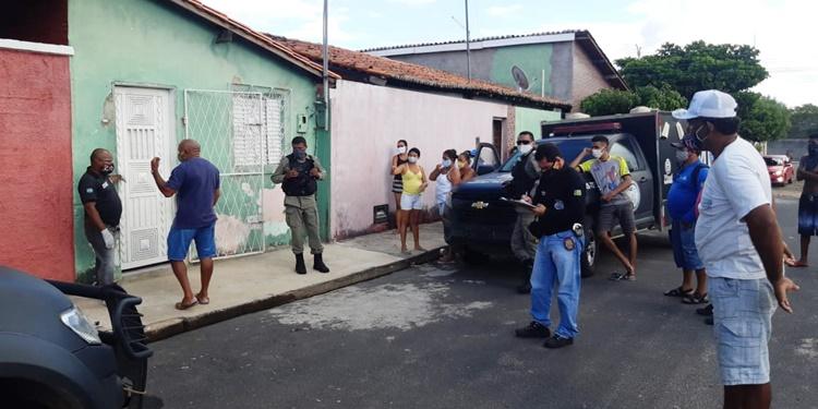Populares acompanham trabalho dos peritos no bairro Tabuleta