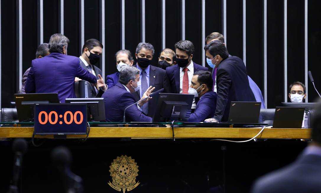 Câmara aprova projeto de privatização dos Correios
