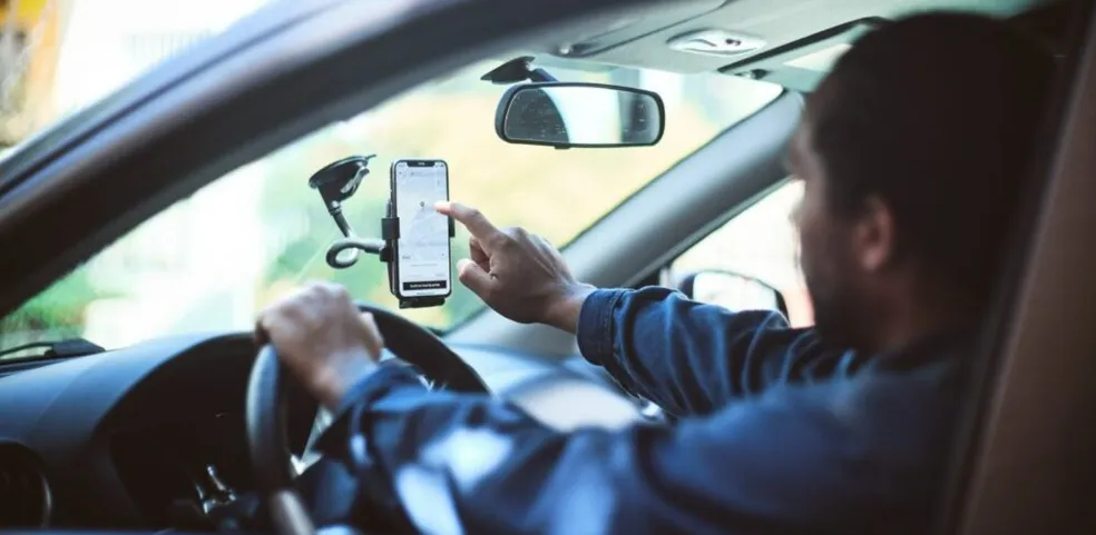 Motoristas de aplicativos e entregadores terão direito ao Crédito do Trabalhador