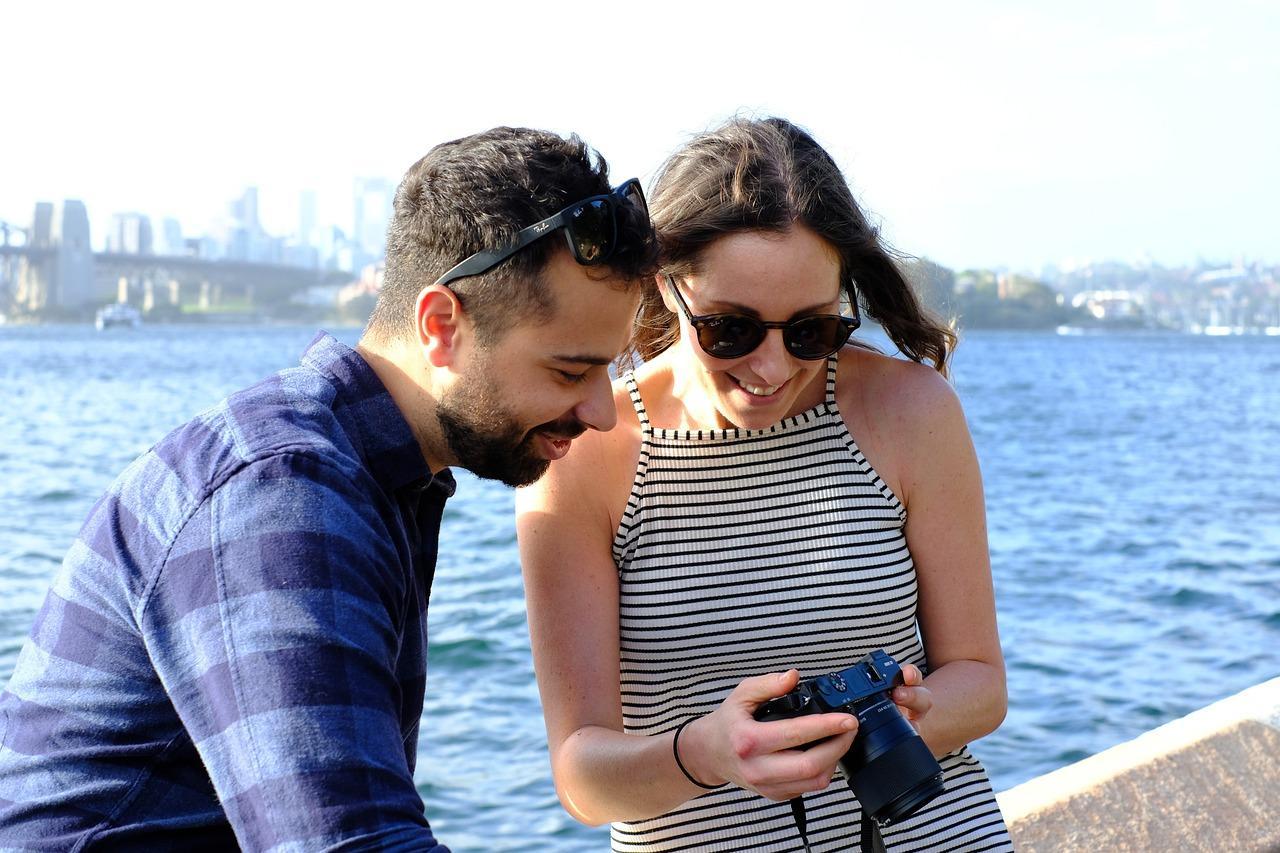 Casal em viagem tirando fotos