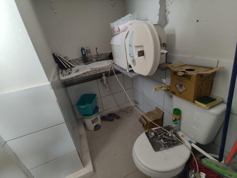 Equipamentos alocados em banheiro