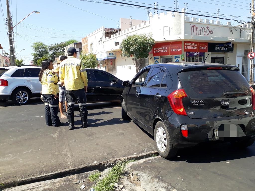 Agentes da Strans atendendo ocorrência