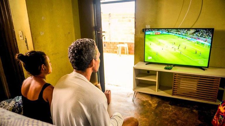 Entrega gratuita de antenas parabólicas digitais garante acesso à TV aberta de qualidade para famílias de baixa renda no Piauí.