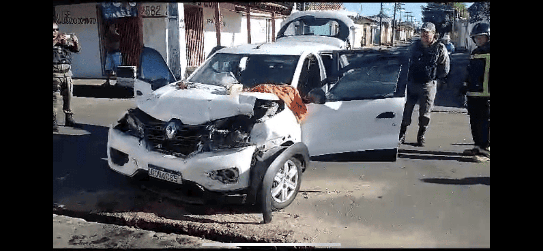 Carro ficou destruído
