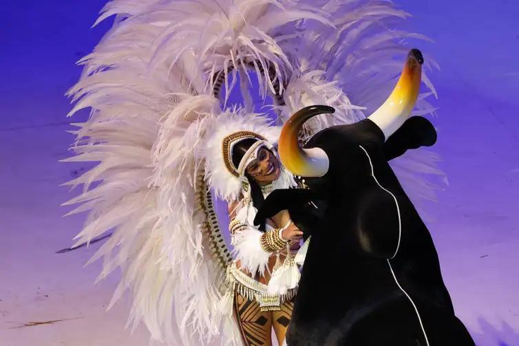 Apresentação do Boi Caprichoso na segunda noite do 57º Festival Folclórico