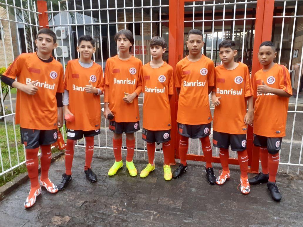 Alunos da escolinha de futebol