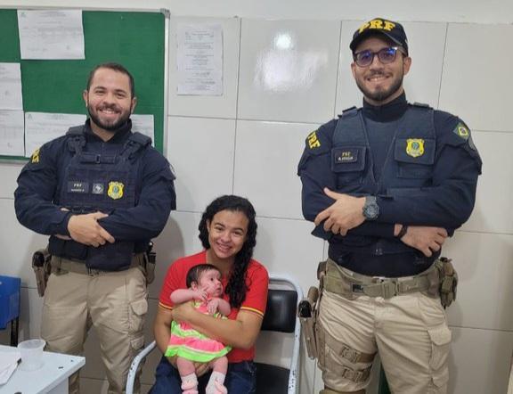 Bebê de 1 mês, mãe e policiais que resgataram a criança