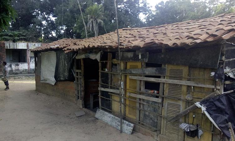 Os barracos construídos dentro da Penitenciária Major César, em Teresina