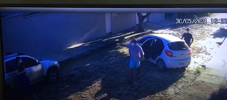 Assaltantes levam carro na zona Leste