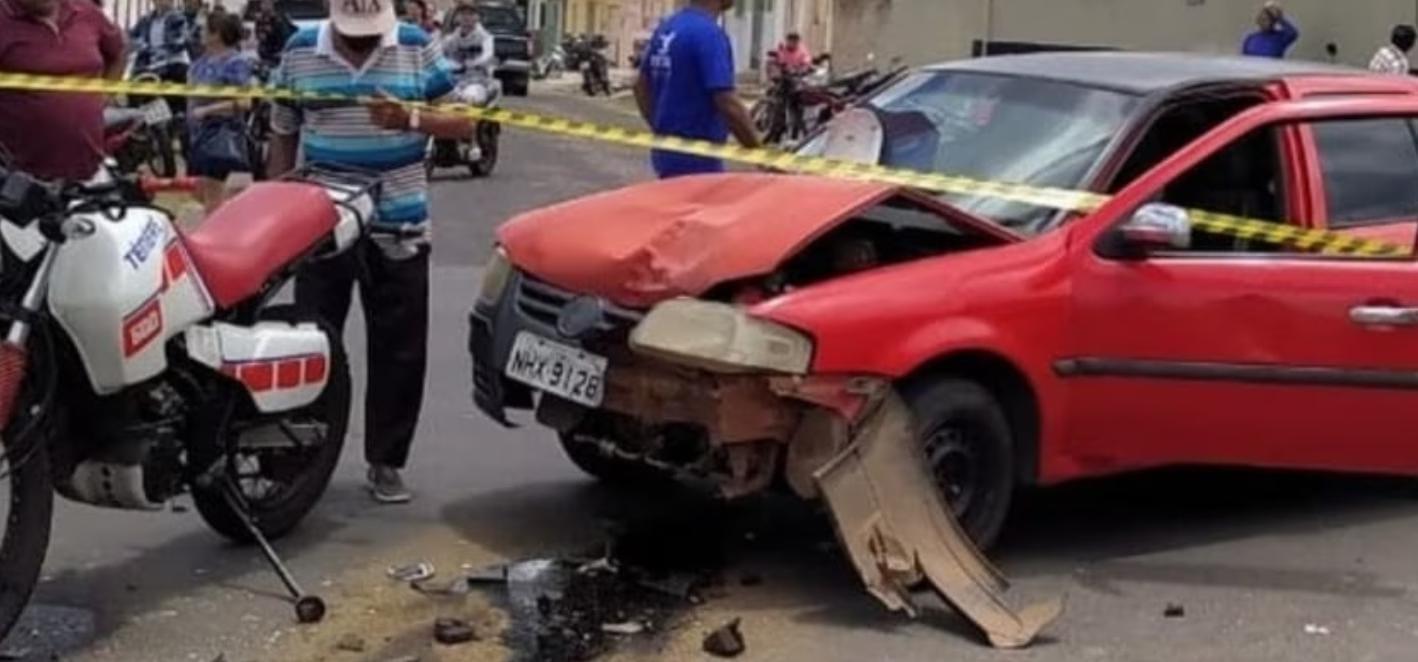 Augusto foi jogado longe com o impacto, batendo a cabeça no chão