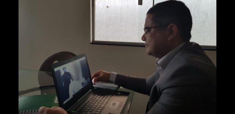 Defensor público Sílvio César Costa durante a audiência por videoconferência