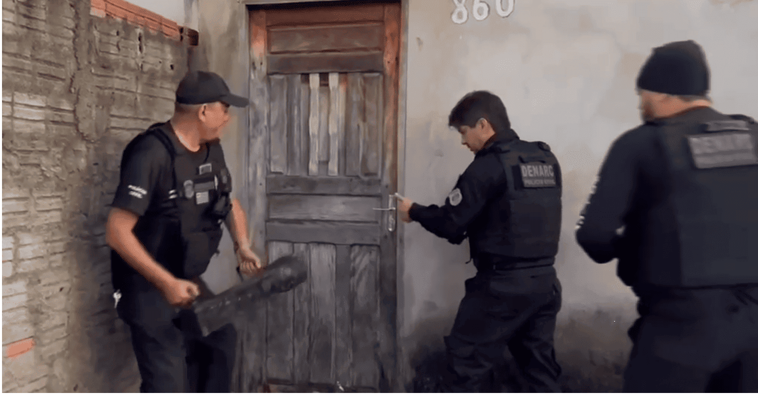 A operação deflagrada pelo DENARC cumpriu 18 mandados de busca e apreensão
