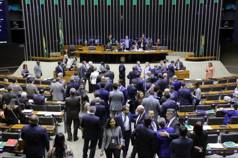 Deputados discursaram no Plenário contra as mudanças