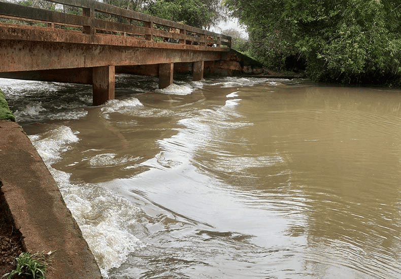 Rio Marataoan em Barras