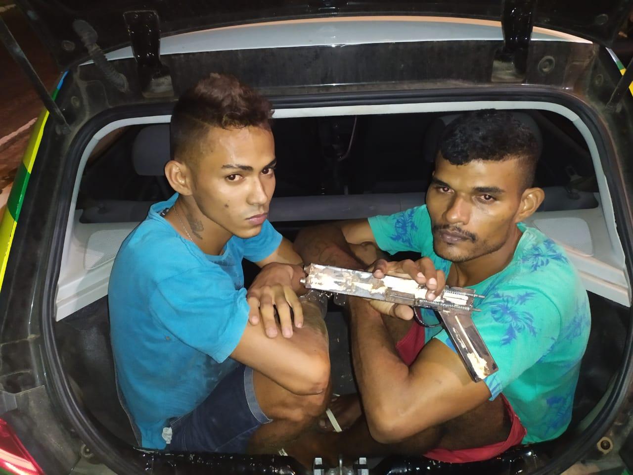 Homens foram detidos com simulacro de arma de fogo