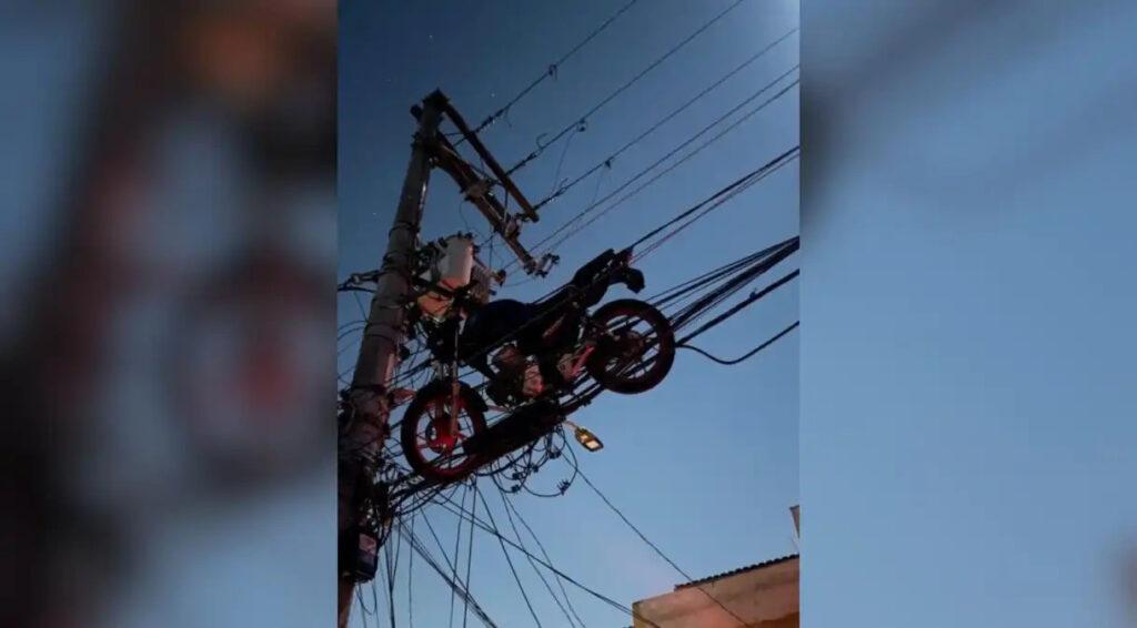 Moto vai parar em cima de poste em São Paulo