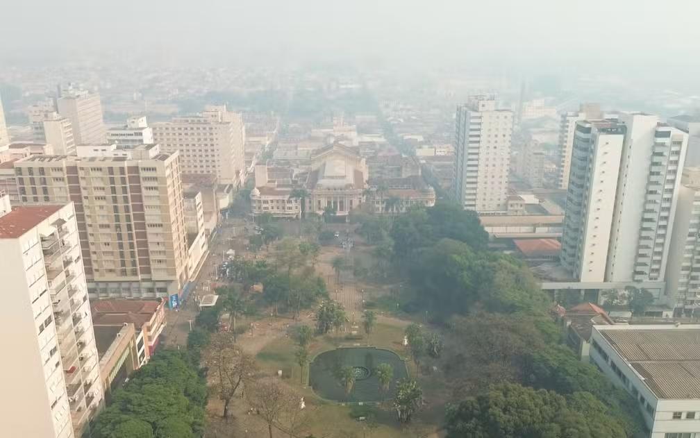 Centro de Ribeirão Preto (SP) amanhece coberto por fumaça neste sábado (24) após incêndios no interior de São Paulo