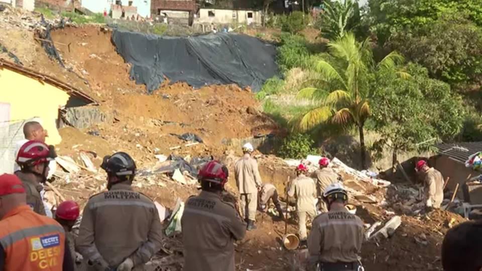Deslizamento deixou mortos, feridos e desaparecidos