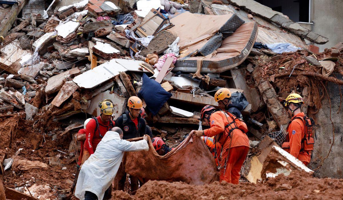 Corpo de Bombeiros e voluntários fazem busca e resgate de pessoas após as fortes chuvas em Minas Gerais