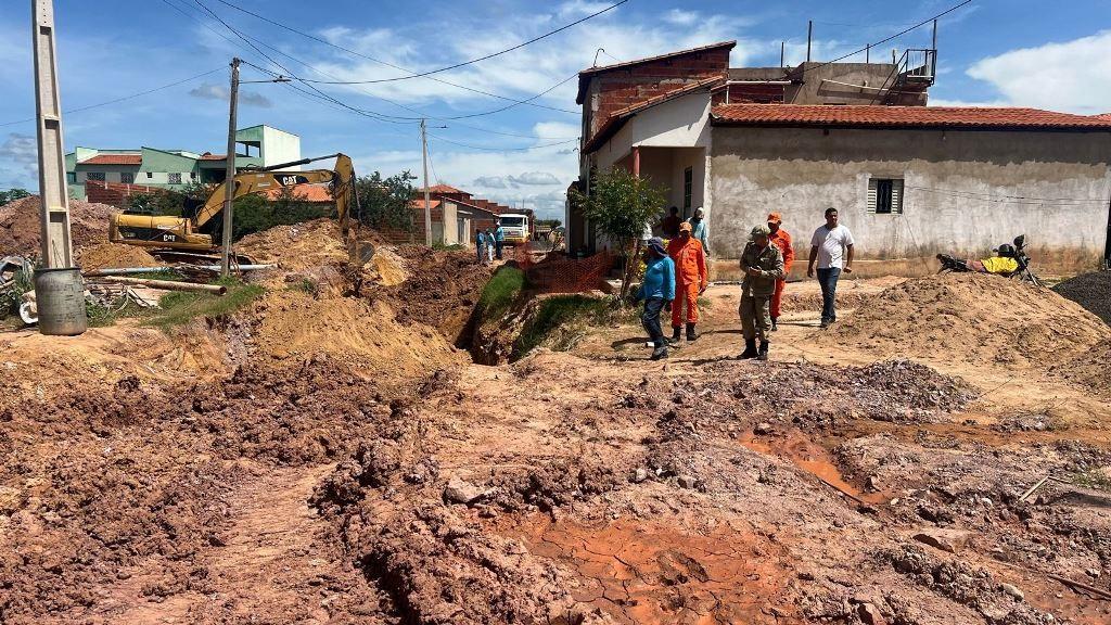 Duas equipes especializadas do Corpo de Bombeiros realizaram o resgate do trabalhador