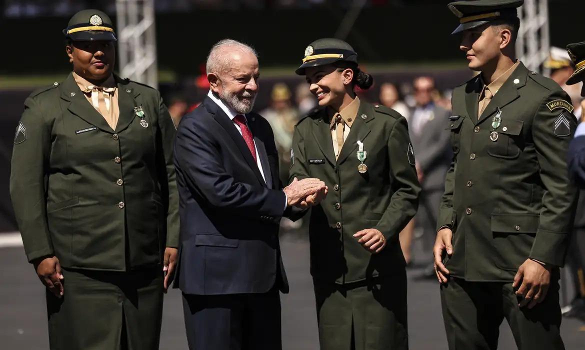 Atletas olímpicos brasileiros são condecorados com medalha do Exército pelo presidente Lula
