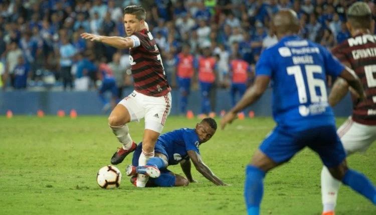 O jogador do Emelec entrou de carrinho com as duas pernas