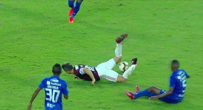 Diego sofreu uma fratura no tornozelo esquerdo em entrada criminosa