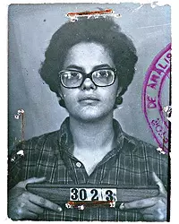 A indenização é r elativa a perseguição política no regime militar, incluindo prisões ilegais e práticas de tortura física e psicológica