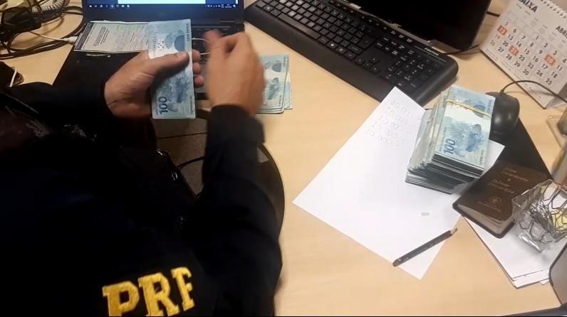Homem é flagrado com mais de R$ 54 mil escondidos em veículo em Parnaíba